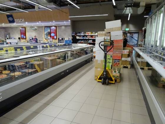 07.04.2025 Supermarkt Kaufland Waldshut Deutschland Einkaufstourismus. Bild : Pizza im Kuehlregal.
