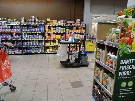 07.04.2025 Supermarkt Kaufland Waldshut Deutschland Einkaufstourismus. Bild : Teeabteilung ,rechts ein Reinigungswagen.