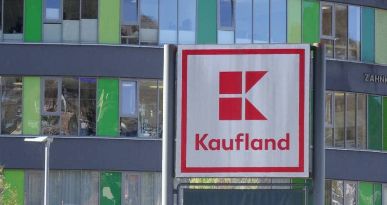 07.04.2025 Supermarkt Kaufland Waldshut Deutschland Einkaufstourismus. Bild : Kaufladen Werbeschild. Logo Schriftzug