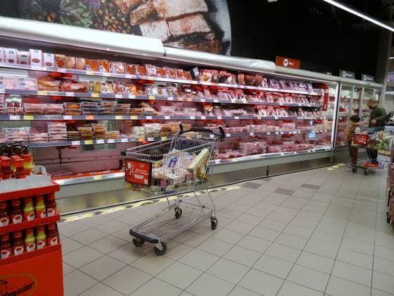 07.04.2025 Supermarkt Kaufland Waldshut Deutschland Einkaufstourismus. Bild : Fleisch und Wurstwaren Regale.