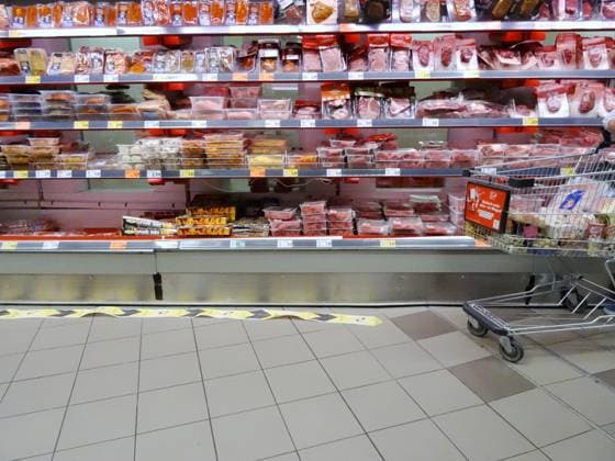 07.04.2025 Supermarkt Kaufland Waldshut Deutschland Einkaufstourismus. Bild : Fleisch und Wurstwaren Regale.