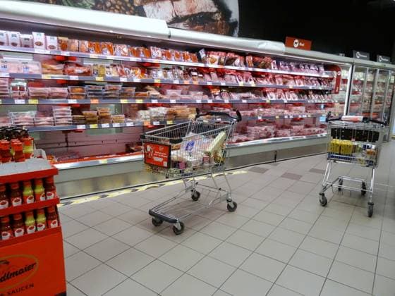 07.04.2025 Supermarkt Kaufland Waldshut Deutschland Einkaufstourismus. Bild : Fleisch und Wurstwaren Regale.