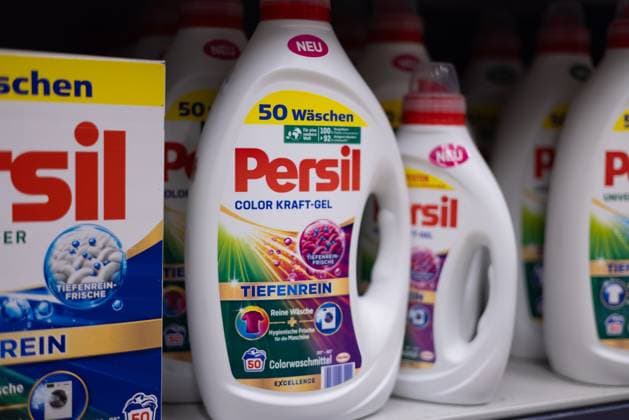 Persil Waschmittel Gel verpackt - FRANKFURT, DEUTSCHLAND - MARCH 21, 2025 This image shows a bottle of Persil universal laundry gel, emphasizing its easy-to-use design and effectiveness in cleaning. - FRANKFURT, GERMANY - MARCH 21, 2025 (License=RM) Copyright: xZoonar.com ÊrikxLattweinx 23207702