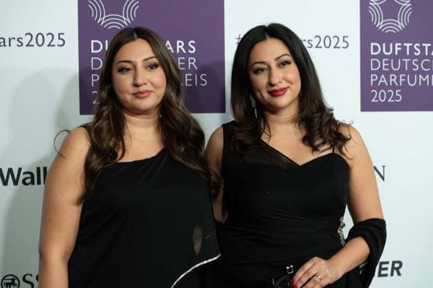 Fari BUONPROFUMO, rechts, Begleitung nicht identifiziert, Portraet, Porträt, Portrait, Angeschnittenes Einzelbild, Einzelmotiv, bei den DUFTSTARS 2025 - Deutscher Parfumpreis Verleihung des deutschen Parfumpreises DUFTSTARS durch die Fragrance Foundation am 08.05.2025, Rheinterrassen, Duesseldorf.