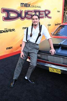 Asivak Koostachin bei der Premiere der HBO Max Original Serie Duster in den Universal Studios. Universal City, 08.05.2025