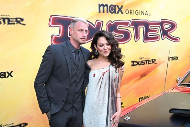 Camille Guaty mit Ehemann Sy Rhys Kaye bei der Premiere der HBO Max Original Serie Duster in den Universal Studios. Universal City, 08.05.2025