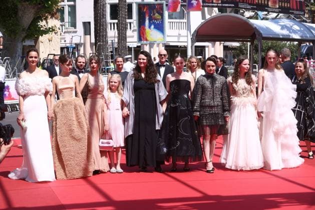 Cannes Sound Of Falling Screening JD Luise Heyer, Lea Drinda, a guest, Hanna Heckt, Mascha Schilinski, Susanne Wüst, Lena Urzendowsky, Laeni Geiseler and Luzia Oppermann walking the red carpet ahead of the screening of Sound of Falling, presented in Competition, Cannes, France on May 14, 2025 as part of the 78th Cannes Film Festival. Jerome Domine ABACAPRESS.COM Cannes France Copyright: xDominexJerome ABACAx