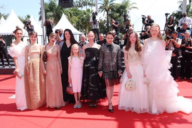 Cannes Sound Of Falling Screening JD Luise Heyer, Lea Drinda, a guest, Hanna Heckt, Mascha Schilinski, Susanne Wüst, Lena Urzendowsky, Laeni Geiseler and Luzia Oppermann walking the red carpet ahead of the screening of Sound of Falling, presented in Competition, Cannes, France on May 14, 2025 as part of the 78th Cannes Film Festival. Jerome Domine ABACAPRESS.COM Cannes France Copyright: xDominexJerome ABACAx