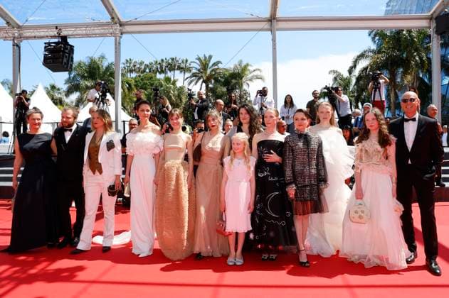 Louise Peters, Fabian Gamper, Maren Schmitt, Luise Heyer, Lea Drinda, Gast, Mascha Schilinski, Hanna Heckt, Susanne Wuest, Lena Urzendowsky, Laeni Geiseler und Lucas Schmidt bei der Premiere des Kinofilms Sound of Falling auf dem Festival de Cannes 2025 78. Internationale Filmfestspiele von Cannes im Palais des Festivals. Cannes, 14.05.2025