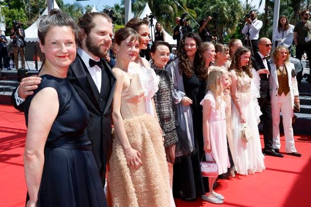 Louise Peters, Fabian Gamper, Luise Heyer, Lea Drinda, Gast, Mascha Schilinski, Hanna Heckt, Susanne Wuest, Lena Urzendowsky, Laeni Geiseler, Lucas Schmidt und Maren Schmitt bei der Premiere des Kinofilms Sound of Falling auf dem Festival de Cannes 2025 78. Internationale Filmfestspiele von Cannes im Palais des Festivals. Cannes, 14.05.2025