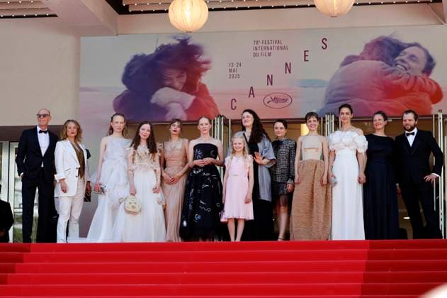 Lucas Schmidt, Maren Schmitt, Luzia Oppermann, Laeni Geiseler, Gast, Susanne Wuest, Hanna Heckt, Mascha Schilinski, Lena Urzendowsky, Lea Drinda, Luise Heyer, Louise Peters und Fabian Gamper bei der Premiere des Kinofilms Sound of Falling auf dem Festival de Cannes 2025 78. Internationale Filmfestspiele von Cannes im Palais des Festivals. Cannes, 14.05.2025