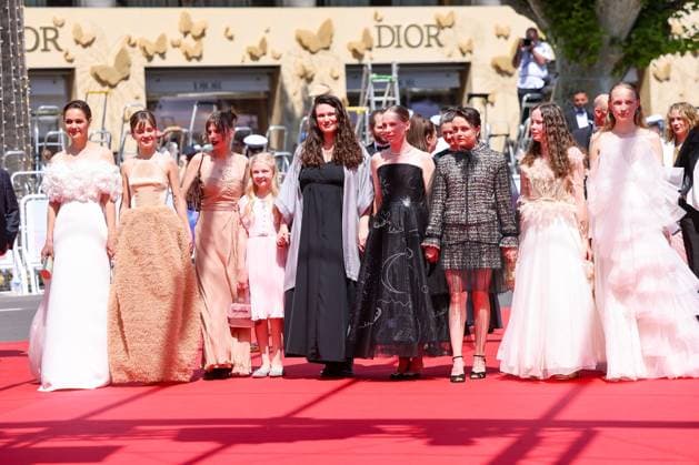 J Montée des marches du film Sound of salling lors du 78ème Festival International du Film de Cannes Luise Heyer, Lea Drinda, a guest, Hanna Heckt, Mascha Schilinski, Susanne Wüst, Lena Urzendowsky, Laeni Geiseler, Luzia Oppermann Montée des marches du film Sound of salling lors du 78ème Festival International du Film de Cannes, au Palais des Festivals à Cannes On may 14th 2025 Jacovides Moreau Bestimage Red carpet for the movie Sound of falling during the 78th Cannes International Film Festival at the Palais des Festivals in Cannes, France On may 14th 2025 Cannes France Copyright: xJACOVIDES-MOREAUx xBESTIMAGExJACOVIDES-MOREAUx xBESTIMAGEx