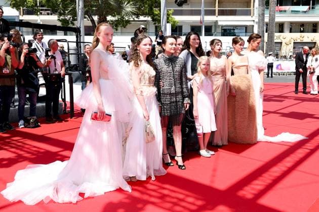 J Montée des marches du film Sound of salling lors du 78ème Festival International du Film de Cannes Luzia Oppermann, Laeni Geiseler, Lena Urzendowsky, Susanne Wüst, Mascha Schilinski, Hanna Heckt, guest, Lea Drinda, Luise Heyer Montée des marches du film Sound of salling lors du 78ème Festival International du Film de Cannes, au Palais des Festivals à Cannes On may 14th 2025 Jacovides Moreau Bestimage Red carpet for the movie Sound of falling during the 78th Cannes International Film Festival at the Palais des Festivals in Cannes, France On may 14th 2025 Cannes France Copyright: xJACOVIDES-MOREAUx xBESTIMAGExJACOVIDES-MOREAUx xBESTIMAGEx