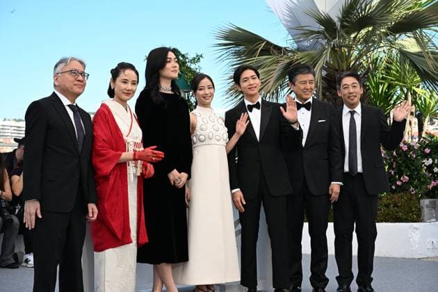 CINEMA : 78eme Festival de Cannes - Photocalls - 15 05 2025 CANNES, FRANCE - 15 MAI (G-D) : Kazuo ISHIGURO, Ecrivain, romancier, Yoh YOSHIDA, Actrice, Camilla AIKO, Actrice, Suzu HIROSE, Actrice, Kouhei MATSUSHITA, Acteur, Tomokazu MIURA, Acteur, Kei ISHIKAWA, Rà alisateur (Japon), lors du photocall du film « A Pale View of Hills » Un Certain Regard » lors du 78eme Festival de Cannes au Palais des Festivals le 15 mai 2025 à Cannes, France. CannesFrance Copyright: xValentinaxClaretx