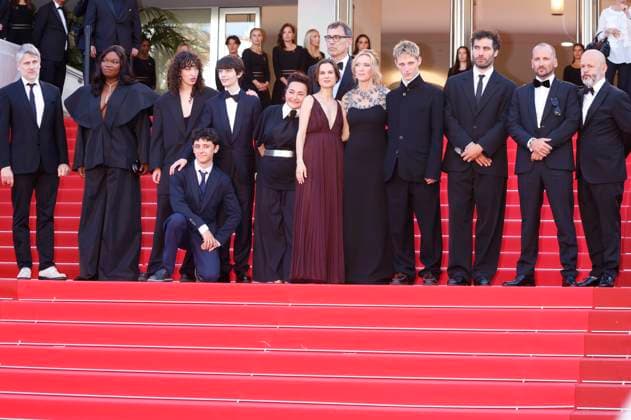Stanislas Merhar, Guslagie Malanda, Mathilde Riu, Come Peronnet, Solan Machado-Graner, Sandra Colombo, Mathilde Roehrich, Dominik Moll, Lea Drucker, Valentin Campagne, Theo Costa-Marini, Jonathan Turnbull und Gilles Marchand bei der Premiere des Kinofilms Dossier 137 Case 137 auf dem Festival de Cannes 2025 78. Internationale Filmfestspiele von Cannes im Palais des Festivals. Cannes, 15.05.2025