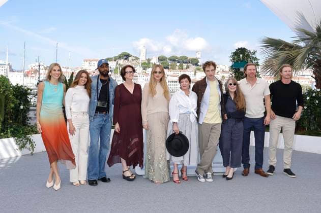 Molly Smith, Justine Ciarrocchi, LaKeith Stanfield, Andrea Calderwood, Jennifer Lawrence, Lynne Ramsay, Robert Pattinson, Sissy Spacek, Trent Luckinbill und Thad Luckinbill beim Photocall zum Kinofilm Die, My Love auf dem Festival de Cannes 2025 78. Internationale Filmfestspiele von Cannes am Palais des Festivals. Cannes, 18.05.2025