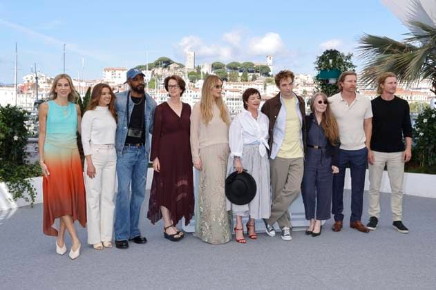 Molly Smith, Justine Ciarrocchi, LaKeith Stanfield, Andrea Calderwood, Jennifer Lawrence, Lynne Ramsay, Robert Pattinson, Sissy Spacek, Trent Luckinbill und Thad Luckinbill beim Photocall zum Kinofilm Die, My Love auf dem Festival de Cannes 2025 78. Internationale Filmfestspiele von Cannes am Palais des Festivals. Cannes, 18.05.2025