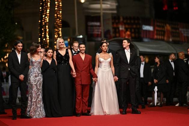 Cannes Alpha Screening JR Louai El Amrousy, Emma Mackey, Mélissa Boros, Julia Ducournau, Arnaud Chautard, Tahar Rahim, Jean-Rachid Kallouche, Golshifteh Farahani, Nicolas Altmayer, Finnegan Oldfield and Éric Altmayer attending the screening of Alpha at 78th Cannes Film Festival in Cannes, France on May, 19, 2025. Photo by Julien Reynaud APS-Medias ABACAPRESS.COM Cannes France Copyright: xReynaudxJulien APS-Medias ABACAx
