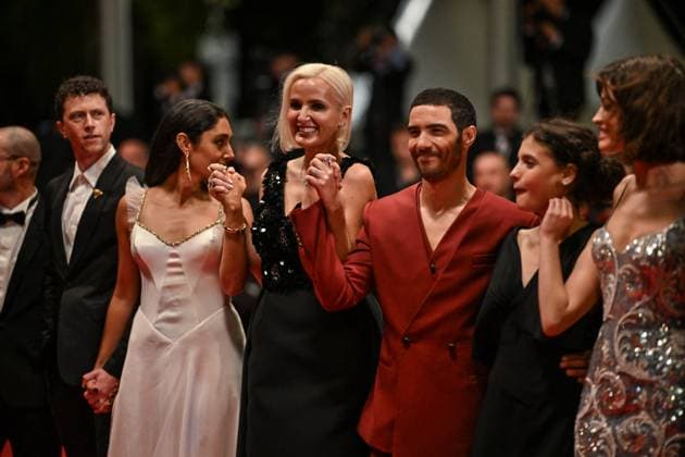 Cannes Alpha Screening JR Louai El Amrousy, Emma Mackey, Mélissa Boros, Julia Ducournau, Arnaud Chautard, Tahar Rahim, Jean-Rachid Kallouche, Golshifteh Farahani, Nicolas Altmayer, Finnegan Oldfield and Éric Altmayer attending the screening of Alpha at 78th Cannes Film Festival in Cannes, France on May, 19, 2025. Photo by Julien Reynaud APS-Medias ABACAPRESS.COM Cannes France Copyright: xReynaudxJulien APS-Medias ABACAx