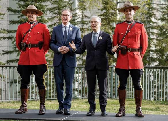 May 21, 2025, Banff, Ab, CANADA: Canada s Finance Minister Francois-Philippe Champagne, centre right, and Governor of the Bank of Canada Tiff Macklem, centre left, pose with RCMP officers prior to the G7 Finance Ministers meeting in Banff, Alta., Wednesday, May 21, 2025. Banff CANADA - ZUMAc35_ 20250521_zaf_c35_013 Copyright: xJeffxMcintoshx