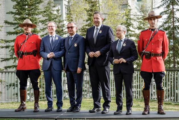 May 21, 2025, Banff, Ab, CANADA: Canada s Finance Minister Francois-Philippe Champagne, second from right, German Finance Minister Lars Klingbeil, third from right, Governor of the Bank of Canada Tiff Macklem, second from left, and Germany s President of the Bundesbank Dr. Joachim Nagel pose with RCMP officers prior to the G7 Finance Ministers meeting in Banff, Alta., Wednesday, May 21, 2025. Banff CANADA - ZUMAc35_ 20250521_zaf_c35_019 Copyright: xJeffxMcintoshx