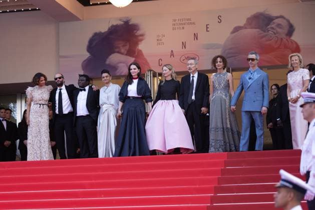 78. Internationalen Filmfestspiele von Cannes 2025 Abschlusszeremonie Cannes, Frankreich - 24.5.2024: Juliette Binoche, Jury Präsidentin des 78sten Cannes Film Festival, und Jury Mitglieder (L-R) Halle Berry, Payal Kapadia, Alba Rohrwacher, Leila Slimani, Dieudo Hamadi, Hong Sang-soo, Carlos Reygadas, Jeremy Strong während der Abschlusszeremonie während der 78. Internationalen Filmfestspiele von Cannes. Die 78. Internationalen Filmfestspiele von Cannes finden vom 13. bis 24. Mai 2025 statt. Provence-Alpes-Cote d Azur