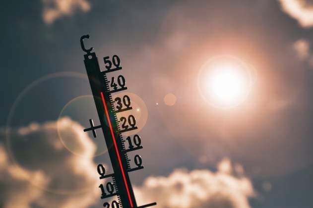 Symbolbild Hitze, Hitzewelle, Thermometer in der Sonne, Klimawandel, Temperatur, Hitze, Wolken, heiß, Stuttgart, Baden-Württemberg, Deutschland Hitzewelle