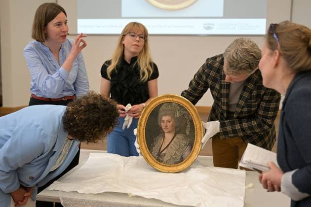 Entertainment Bilder des Tages News Bilder des Tages Potsdam Museum erhält historisches Damenporträt Ein Bildnis der Anna Luise von Zollikofer geb. Habeck (1765–1819) aus Potsdam, die Gemahlin des preußischen Generalmajors Friedrich Heinrich Wilhelm von Zollikofer, das am 03.06.2025 von der Museumsförderung der Fielmann Group AG dem Potsdam Museum in Potsdam geschenkt wurde. Brigitte Meier (v.l.), Interims-Beigeordnete des Geschäftsbereichs Bildung, Kultur, Jugend und Sport der Landeshauptstadt Potsdam, Dr. Constanze Köster von der Museumsförderung der Fielmann Group AG, Christiane Schmidt, Niederlassungsleiterin der Fielmann Group AG in Potsdam und Dr. Thomas Steller, Direktor Potsdam Museum, betrachten das Kunstwerk. Potsdam Brandenburg Deutschland