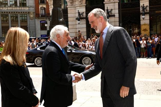 The King attends the XV edition of the Gumersindo de Azcárate Award I D The President of the Supreme Court and the General Council of the Judiciary CGPJ , Isabel Perelló, the President of the Constitutional Court, Cándido Conde Pumpido, and King Felipe VI during the XV edition of the Gumersindo de Azcárate Award, at the Real Casino de Madrid, on June 13, 2025, in Madrid Spain This award recognizes individuals or entities that promote the social and democratic rule of law and institutional development and with them peace, coexistence and economic and social progress In this edition is awarded to the president of the Supreme Court and the General Council of the Judiciary, granted by the Association of Registrars of Spain and the Autonomous D Copyright: xCasaxdexS.M.xelxReyx 6797470