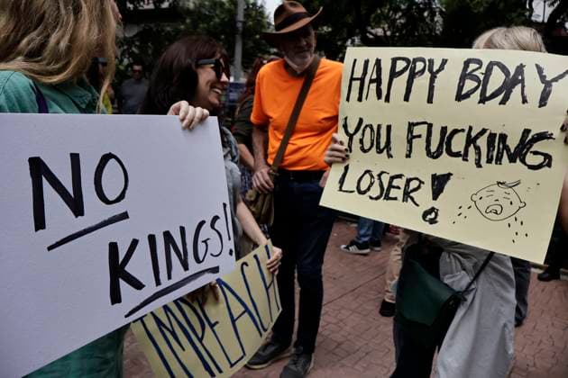 News Bilder des Tages June 14, 2025, Mexico, Cdmx, Mexico: Not only in the Americas are protesting against President Donald Trump, but also abroad, a group of American citizens are taking to the streets of Mexico City toward the United States Embassy to show their disapproval and rejection of the recent violent actions, illegal deportations, and arrests against legal and illegal immigrants in Los Angeles and other sanctuary states. This anti-Trump demonstration is taking place on his birthday, to let him know that he is not a king, that they do not want tyrants, and that they will not celebrate the violence the Trump administration is inflicting on their own people. Mexico Mexico - ZUMAp204 20250614_zip_p204_010 Copyright: xJosuexPerezx
