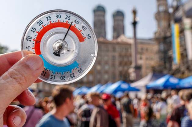 Rekordhitze am Marienplatz, Thermometer zeigt 38 Grad in der Sonne, im Schatten sind es 31 Grad am Samstagnachmittag, Symbolfoto Hitzewelle, Rekordhitze, München, Juni 2025 Deutschland, München, Juni 2025, Thermometer zeigz 38 Grad in der Sonne, Sommerhitze in der Innenstadt, Stadtgründungsfest am Marienplatz, der Samstag ist ein warmer sonniger Sommertag, Symbolfoto Hitzewelle, Temperaturen im Schatten bei 31 Grad, Wettervorhersage, Wetter, schön, Wochenende, Frühsommer, Sommer, Tourismus, Bayern,
