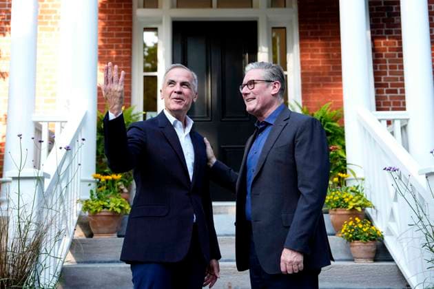 News Bilder des Tages June 14, 2025, Ottawa, On, CANADA: Prime Minister Mark Carney greets Prime Minister of the United Kingdom Kier Starmer, outside his residence at Rideau Cottage in Ottawa, for a visit before the G7 Summit in Kananaskis, Alta., on Saturday, June 14, 2025. Ottawa CANADA - ZUMAc35_ 20250614_zaf_c35_198 Copyright: xJustinxTangx