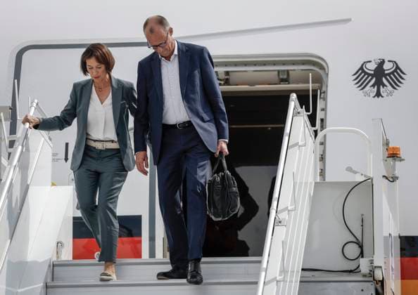 News Bilder des Tages June 15, 2025, Calgary, Ab, CANADA: German Chancellor Friedrich Merz, right, and his wife Charlotte Merz arrive in Calgary, Alta., Sunday, June 15, 2025, to attend the G7 Leaders meeting taking place in Kananaskis. Calgary CANADA - ZUMAc35_ 20250615_zaf_c35_202 Copyright: xJeffxMcintoshx