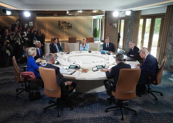 June 16, 2025, Kananaskis, Ab, CANADA: Canadian Prime Minister Mark Carney, back right, speaks during a working session at the G7 Summit in Kananaskis, Alta., on Monday, June 16, 2025. Seated with Carney, clockwise are, U.S. President Donald Trump, British Prime Minister Keir Starmer, German Chancellor Friedrich Merz, President of the European Commission Ursula von der Leyen, European Council President Antonio Costa, Japanese Prime Minister Shigeru Ishiba, Italian Prime Minister Giorgia Meloni and French President Emmanuel Macron. Kananaskis CANADA - ZUMAc35_ 20250616_zaf_c35_084 Copyright: xDarrylxDyckx