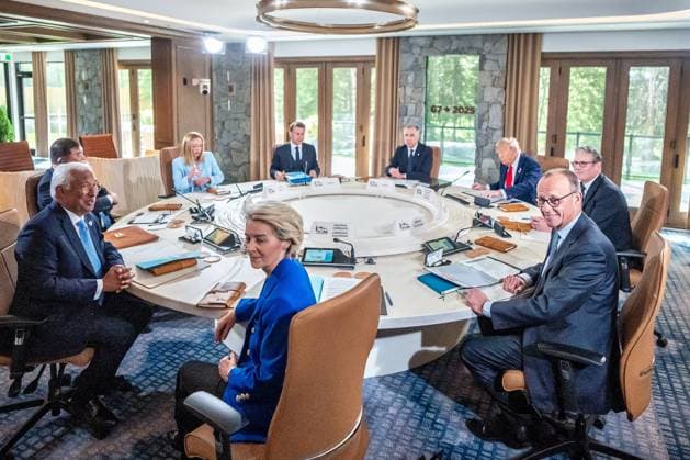 Kananaskis, Alberta, Kanada, 16.06.2025: Mountain Lodge: G7-Gipfel 2025: Arbeitssitzung der G7, im Uhrzeigersinn beginnend beim Vorsitz Mark Carney (Kanada), Donald Trump (USA), Keir Starmer (Großbritannien), der deutsche Bundeskanzler Friedrich Merz (CDU), Ursula von der Leyen (EU), Antonio Costas (EU), Shigeru Ishiba (Japan), Giorgia Meloni (Italien) und Emmanuel Macron (Frankreich) (Foto: Michael Kappeler Pool) Copyright: xMichaelxKappeler Pool dtsxNachrichtenagenturx dts_71120