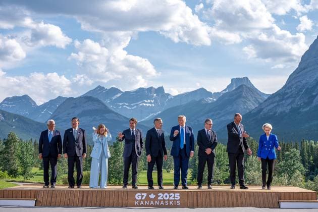 Kananaskis, Alberta, Kanada, 17.06.2025: Mountain Lodge: G7-Gipfel 2025: Familienfoto mit (L-R) Antonio Costas (EU), Shigeru Ishiba (Japan), Giorgia Meloni (Italien), Emmanuel Macron (Frankreich), Mark Carney (Kanada), Donald Trump (USA), Keir Starmer (Großbritannien), der deutsche Bundeskanzler Friedrich Merz (CDU) und Ursula von der Leyen (EU) (Foto: Michael Kappeler Pool) Copyright: xMichaelxKappeler Pool dtsxNachrichtenagenturx dts_71153