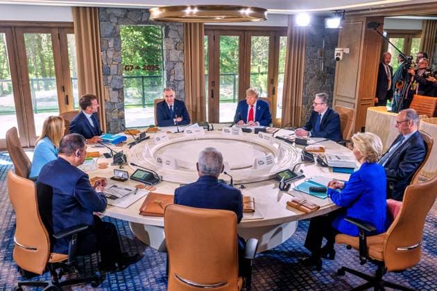 Kananaskis, Alberta, Kanada, 16.06.2025: Mountain Lodge: G7-Gipfel 2025: Arbeitssitzung der G7, im Uhrzeigersinn beginnend beim Vorsitz Mark Carney (Kanada), Donald Trump (USA), Keir Starmer (Großbritannien), der deutsche Bundeskanzler Friedrich Merz (CDU), Ursula von der Leyen (EU), Antonio Costas (EU), Shigeru Ishiba (Japan), Giorgia Meloni (Italien) und Emmanuel Macron (Frankreich) (Foto: Michael Kappeler Pool) Copyright: xMichaelxKappeler Pool dtsxNachrichtenagenturx dts_71157