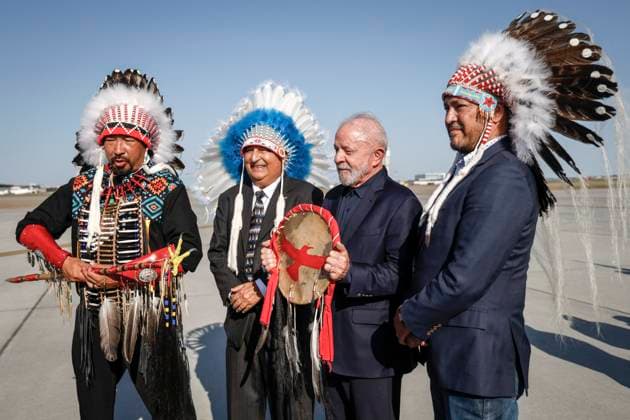 June 16, 2025, Calgary, Ab, CANADA: Brazilian President Luiz Inacio Lula da Silva, second right, poses with First Nations member after arriving in Calgary, Alta., Monday, June 16, 2025, to attend the G7 Leaders meeting taking place in Kananaskis. Calgary CANADA - ZUMAc35_ 20250616_zaf_c35_273 Copyright: xJeffxMcintoshx