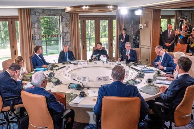 Kananaskis, Alberta, Kanada, 17.06.2025: Mountain Lodge: G7-Gipfel 2025: Arbeitssitzung der G7, im Uhrzeigersinn beginnend beim Vorsitz Mark Carney (Kanada), Wolodymyr Selenskyj (Ukraine), Keir Starmer (Großbritannien), der deutsche Bundeskanzler Friedrich Merz (CDU), Ursula von der Leyen (EU), Mark Rutte (Nato, von hinten), Scott Bessent (Finanzminister USA), Antonio Costas (EU), Shigeru Ishiba (Japan), Giorgia Meloni (Italien) und Emmanuel Macron (Frankreich) (Foto: Michael Kappeler Pool) Copyright: xMichaelxKappeler Pool dtsxNachrichtenagenturx dts_71222