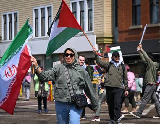 Woman With Israeli Flag Attacked During Edmonton Pro-Palestine Protest EDMONTON, CANADA JUNE 22: Members of the local Palestinian diaspora, joined by Iranian and other Middle Eastern Muslim protesters, along with local activists, gather on White Avenue in Edmonton for the Hands Off Palestine, Iran, Syria, Yemen, Lebanon protest on June 22, 2025, in Edmonton, Alberta, Canada. Edmonton Canada Copyright: xArturxWidakx originalFilename: widak-womanwit250622_npmxX.jpg