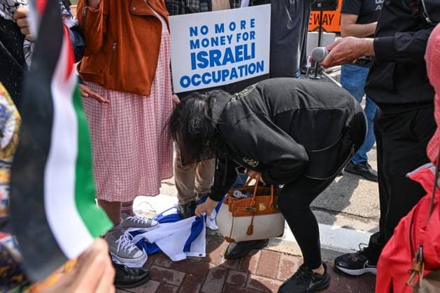 Woman With Israeli Flag Attacked During Edmonton Pro-Palestine Protest EDMONTON, CANADA JUNE 22: A woman carrying an Israeli flag is stopped by pro-Palestinian and Iranian protesters and phisically attacked at the Hands Off Palestine, Iran, Syria, Yemen, Lebanon rally on White Avenue in Edmonton, where her flag is seized and thrown during the demonstration on June 22, 2025, in Edmonton, Alberta, Canada. Edmonton Canada Copyright: xArturxWidakx originalFilename: widak-womanwit250622_npcte.jpg