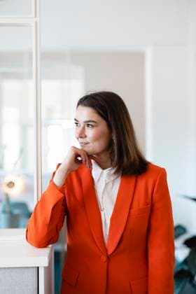 Smiling businesswoman with hand on chin at office model released, Symbolfoto property released, JOSEF14619