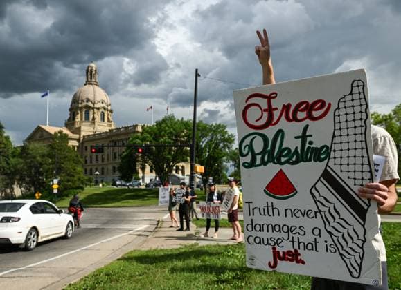 Edmonton Activists Call For Peace In Gaza And Iran EDMONTON, CANADA JUNE 27: Members of Edmonton™s Palestinian diaspora, joined by local activists, gather at the north end of the High Level Bridge near the Alberta Legislature for the From Gaza City to Tehran End the Genocide, No War on Iran protest, condemning the ongoing violence in Gaza and opposing the threat of war with Iran, on June 27, 2025, in Edmonton, Alberta, Canada. Edmonton Canada Copyright: xArturxWidakx originalFilename: widak-edmonton250627_np2Qr.jpg