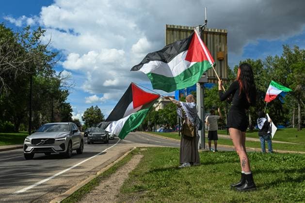 Edmonton Activists Call For Peace In Gaza And Iran EDMONTON, CANADA JUNE 27: Members of Edmonton™s Palestinian diaspora, joined by local activists, gather at the north end of the High Level Bridge near the Alberta Legislature for the From Gaza City to Tehran End the Genocide, No War on Iran protest, condemning the ongoing violence in Gaza and opposing the threat of war with Iran, on June 27, 2025, in Edmonton, Alberta, Canada. Edmonton Canada Copyright: xArturxWidakx originalFilename: widak-edmonton250627_npql0.jpg
