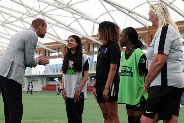 Britain Royals Britain s Prince William, the Prince of Wales, Patron of The Football Association, speaks to young players as he visits St. George s Park, England s national football centre, to meet with the England Women s team and wish them luck ahead of the 2025 UEFA Women s Euros competition in Burton on Trent, Monday, June 30, 2025.(AP Photo Darren Staples, Pool), Credit:Darren Staples Avalon GBR, Burton on Trent Copyright: xDarrenxStaplesx xAvalonx 1016476651