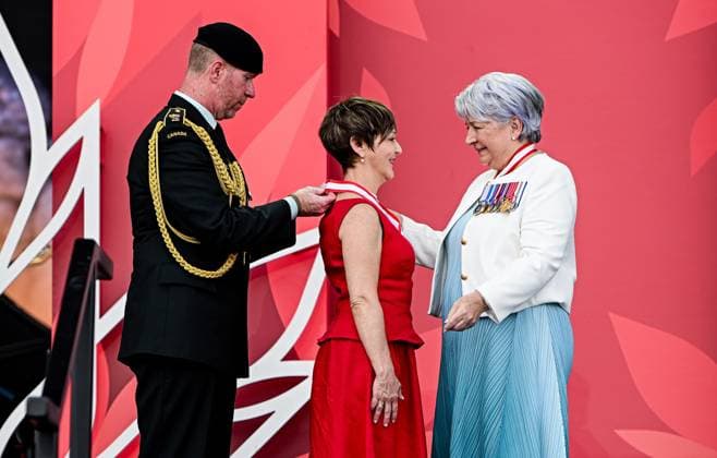 July 1, 2025, Ottawa, On, Canada: Canadian singer-songwriter and actor Heather Rankin, centre, is invested as an Officer to the Order of Canada by Gov. Gen. Mary Simon, right, during Canada Day celebrations at LeBreton Flats in Ottawa, on Tuesday, July 1, 2025. Ottawa Canada - ZUMAc35_ 20250701_zaf_c35_156 Copyright: xSpencerxColbyx