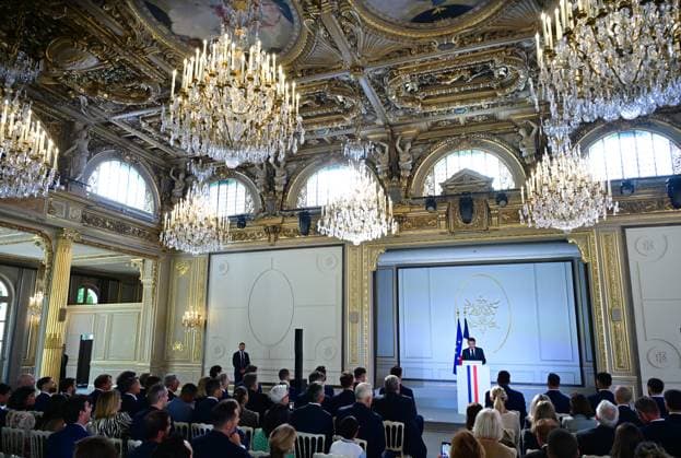 Le président français Emmanuel Macron lors dune cérémonie en lhonneur des membres de léquipe nationale française de volleyball, champions olympiques en titre, à loccasion de la première Journée internationale du volleyball, au palais présidentiel de lÉlysée, à Paris, France, le 7 juillet 2025 Christian Liewig Bestimage French President Emmanuel Macron during a ceremony to honour members of the French National Volleyball team, current Olympic champions, to mark the first International Volleyball Day, at the Elysee Palace, in Paris, France, on July 7th, 2025 Paris France Copyright: xChristianxLiewigx xBestimagexChristianxLiewigx xBestimagex