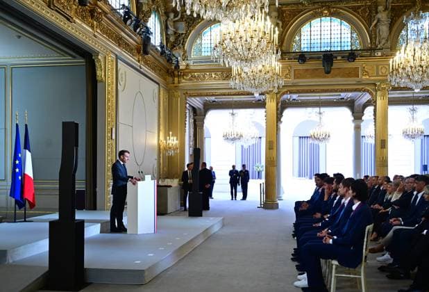 Le président français Emmanuel Macron lors dune cérémonie en lhonneur des membres de léquipe nationale française de volleyball, champions olympiques en titre, à loccasion de la première Journée internationale du volleyball, au palais présidentiel de lÉlysée, à Paris, France, le 7 juillet 2025 Christian Liewig Bestimage French President Emmanuel Macron during a ceremony to honour members of the French National Volleyball team, current Olympic champions, to mark the first International Volleyball Day, at the Elysee Palace, in Paris, France, on July 7th, 2025 Paris France Copyright: xChristianxLiewigx xBestimagexChristianxLiewigx xBestimagex