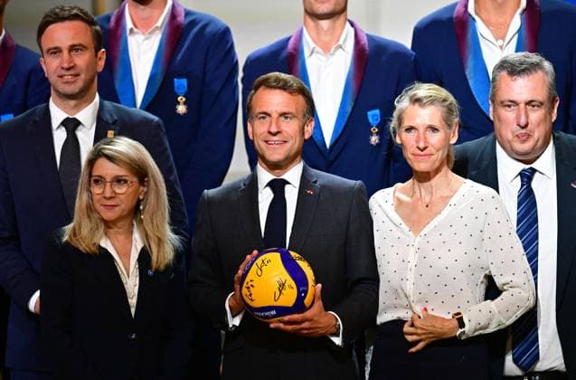 Le président français Emmanuel Macron lors dune cérémonie en lhonneur des membres de léquipe nationale française de volleyball, champions olympiques en titre, à loccasion de la première Journée internationale du volleyball, au palais présidentiel de lÉlysée, à Paris, France, le 7 juillet 2025 Christian Liewig Bestimage French President Emmanuel Macron during a ceremony to honour members of the French National Volleyball team, current Olympic champions, to mark the first International Volleyball Day, at the Elysee Palace, in Paris, France, on July 7th, 2025 Paris France Copyright: xChristianxLiewigx xBestimagexChristianxLiewigx xBestimagex