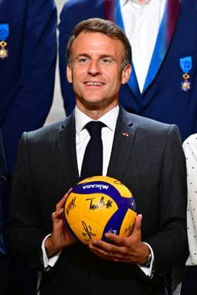 Le président français Emmanuel Macron lors dune cérémonie en lhonneur des membres de léquipe nationale française de volleyball, champions olympiques en titre, à loccasion de la première Journée internationale du volleyball, au palais présidentiel de lÉlysée, à Paris, France, le 7 juillet 2025 Christian Liewig Bestimage French President Emmanuel Macron during a ceremony to honour members of the French National Volleyball team, current Olympic champions, to mark the first International Volleyball Day, at the Elysee Palace, in Paris, France, on July 7th, 2025 Paris France Copyright: xChristianxLiewigx xBestimagexChristianxLiewigx xBestimagex